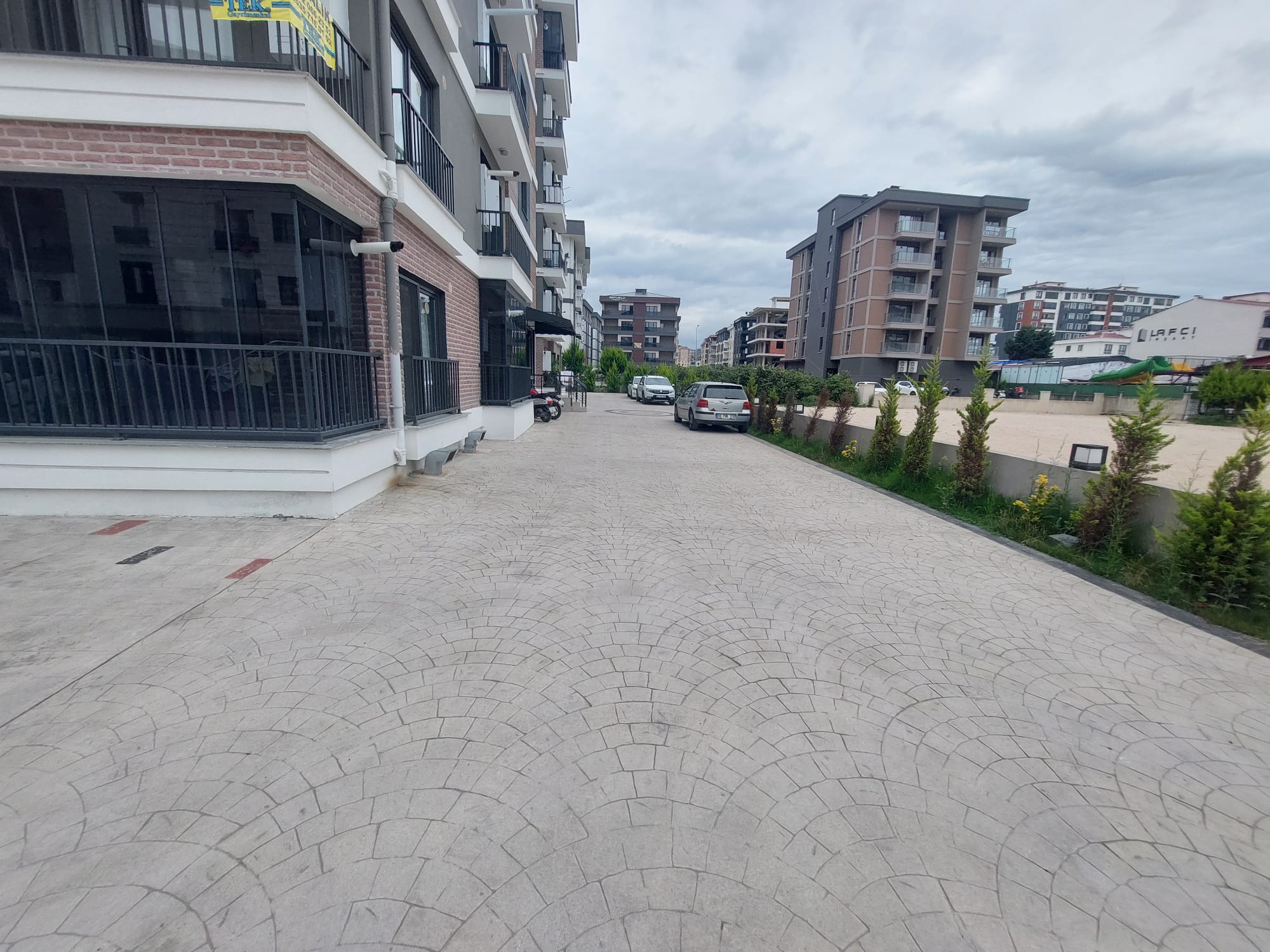 CUMHURİYET MAH. AYZEK OTEL YANINDA SATILIK EŞYALI 1+1